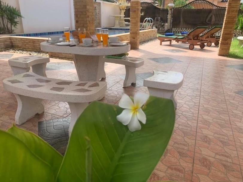 Yoch Pool Villa Pattaya ภายนอก รูปภาพ